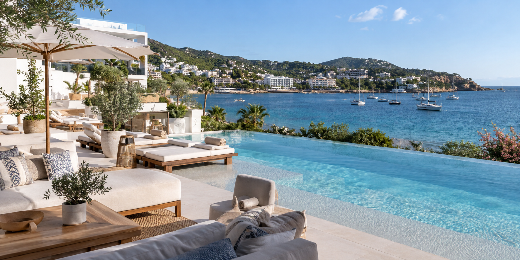 Hôtel de luxe à Santa Eulalia avec piscine infinity, terrasse méditerranéenne et vue sur la mer