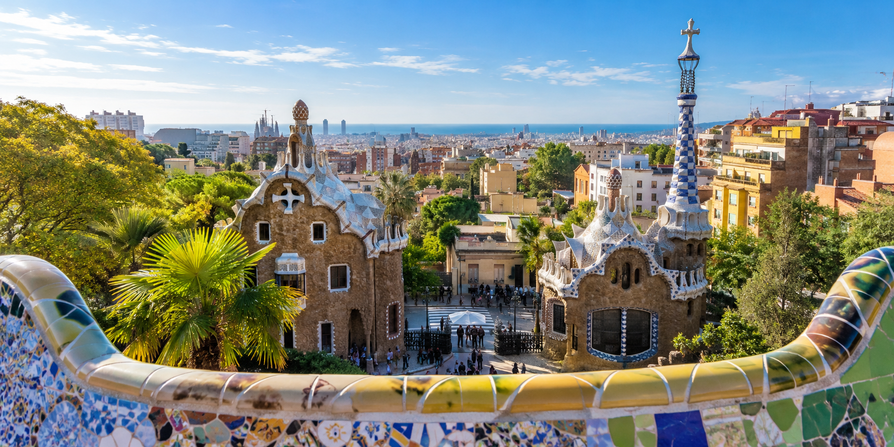 Vue panoramique depuis le Park Güell sur Barcelone avec mosaïques de Gaudí et mer Méditerranée