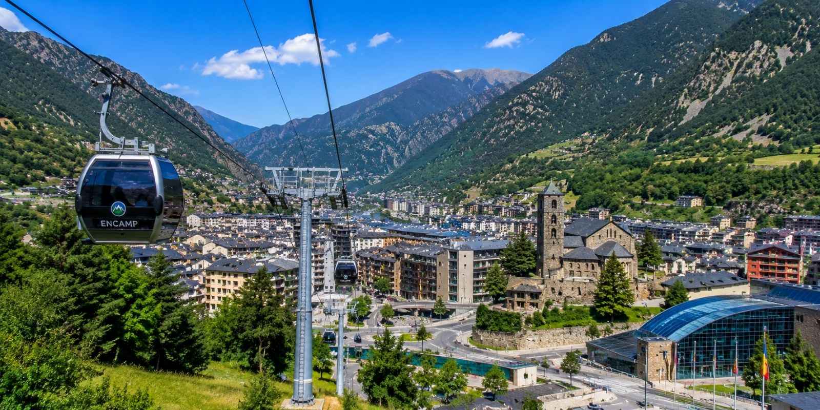 Encamp en télécabine, vallée des Pyrénées
