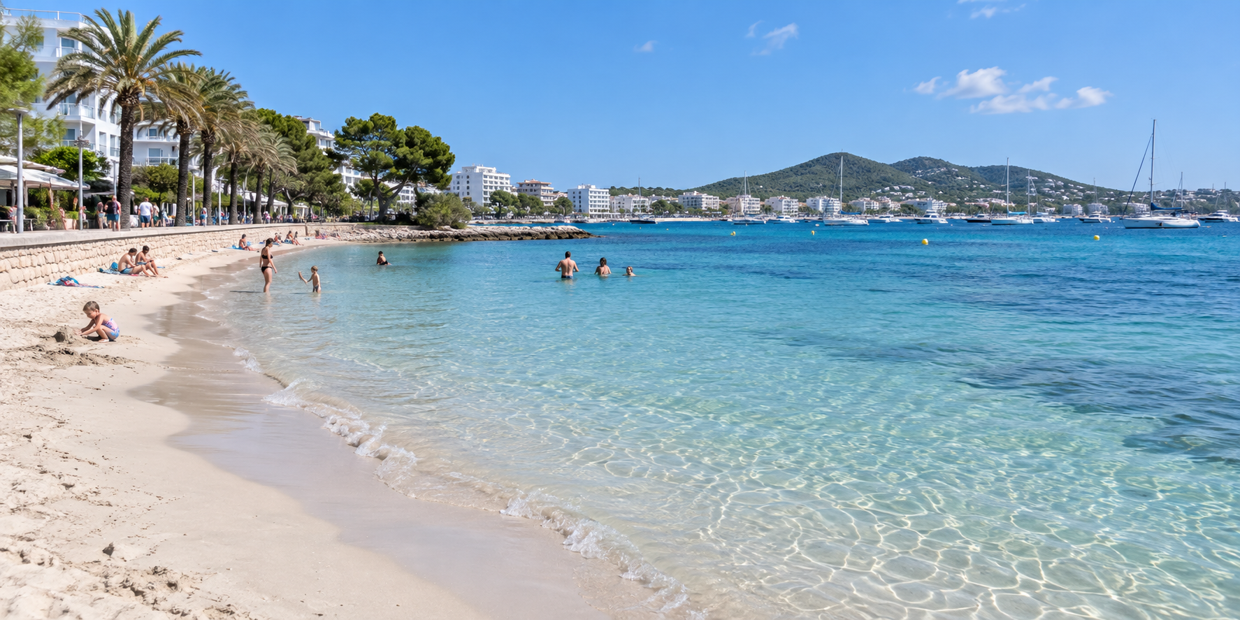 Plage familiale de San Antonio à Ibiza avec sable clair, eau peu profonde et voiliers dans la baie