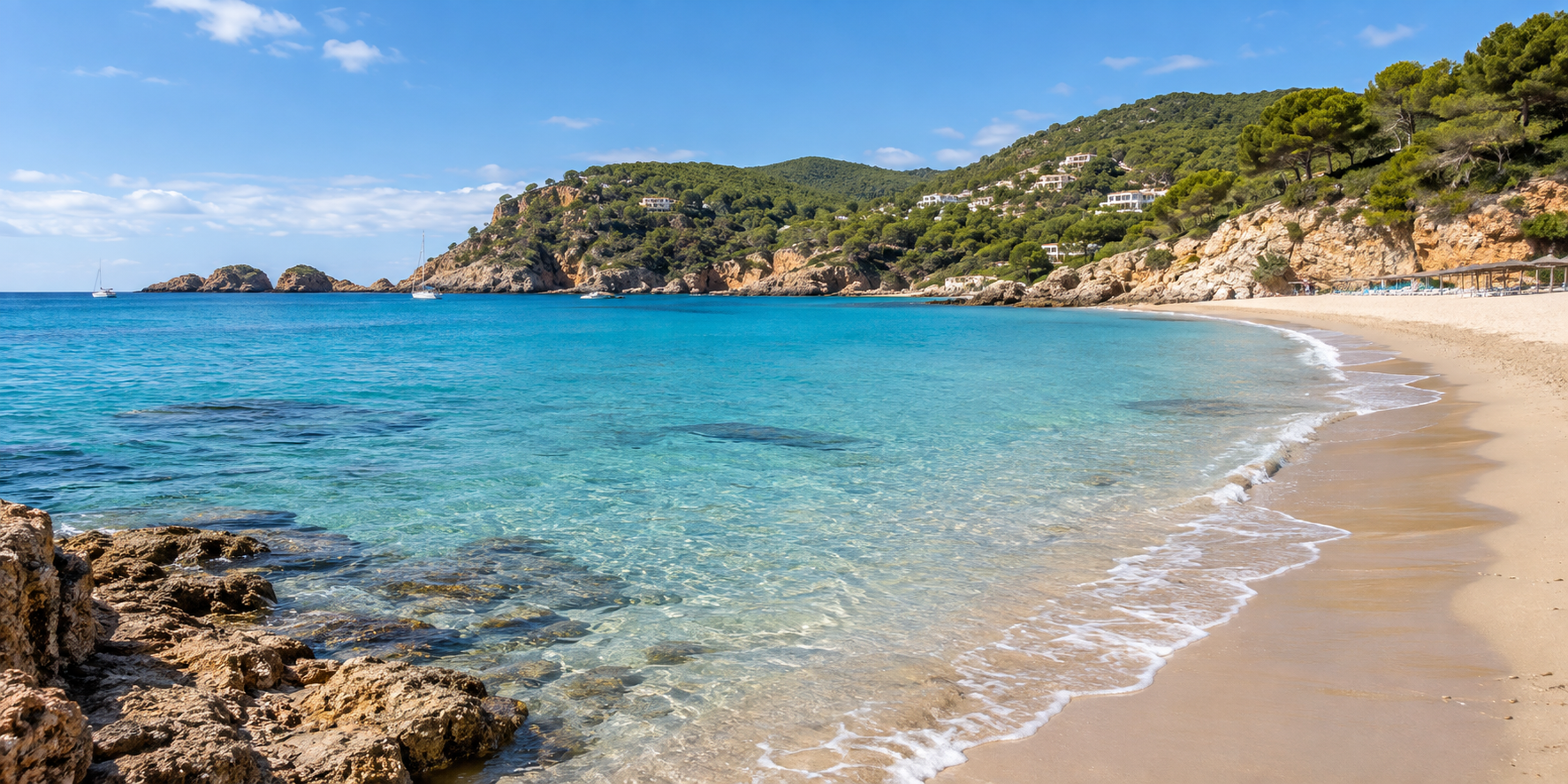 Plage d’Es Figueral à Ibiza avec eau turquoise, sable clair, falaises et pinède méditerranéenne