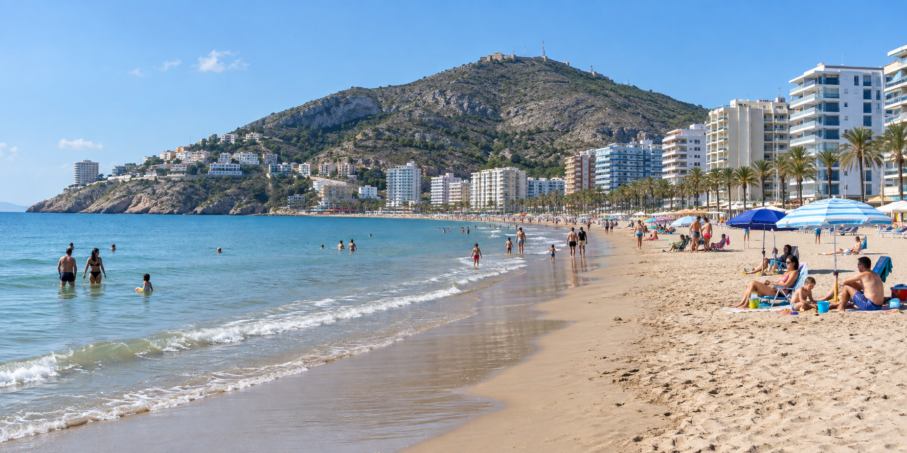 Plage familiale de Cullera avec sable fin, mer calme et château dominant la station balnéaire