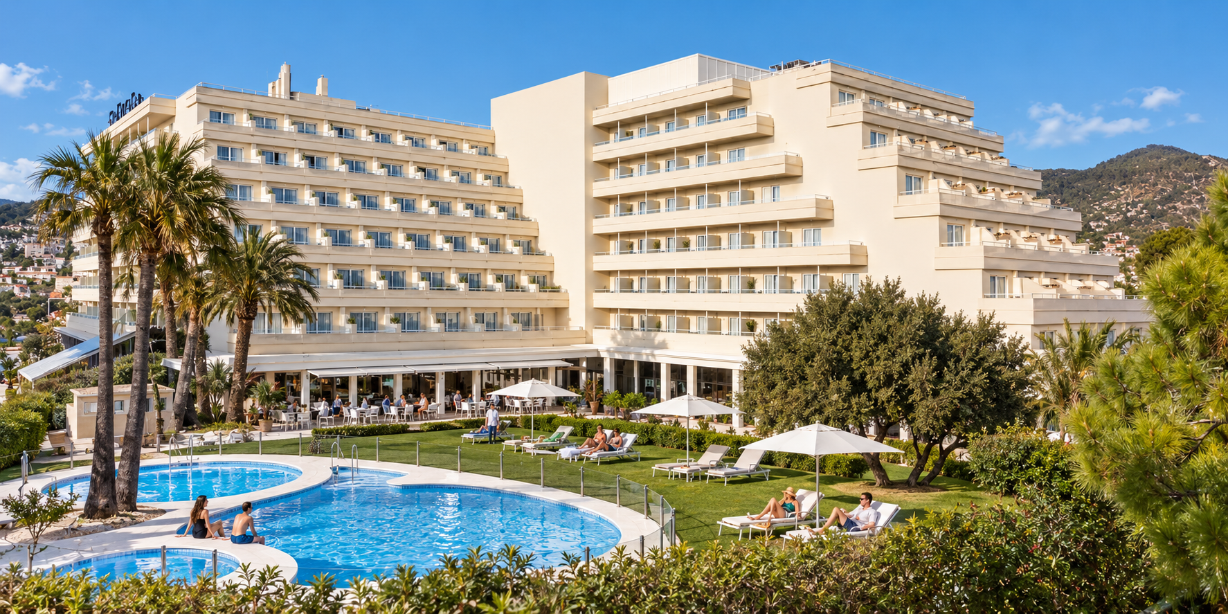 Meliá Sitges avec piscine extérieure, palmiers et espaces de détente au bord de la Méditerranée