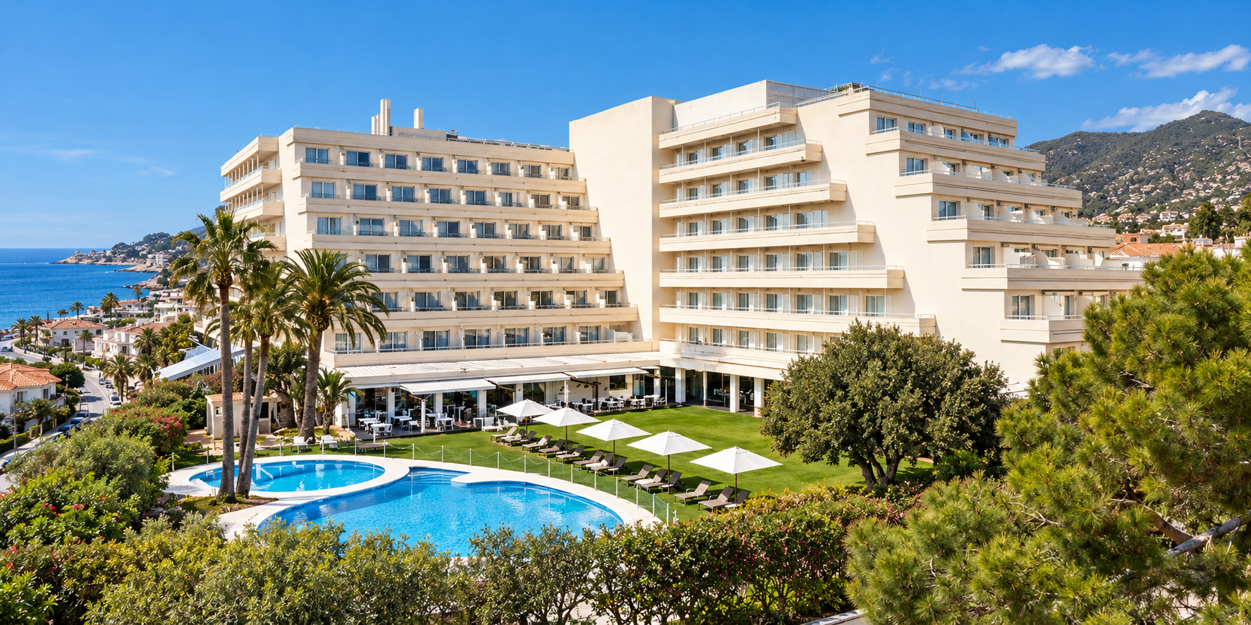 Vue extérieure du Meliá Sitges avec piscine et jardins sous le soleil de Catalogne