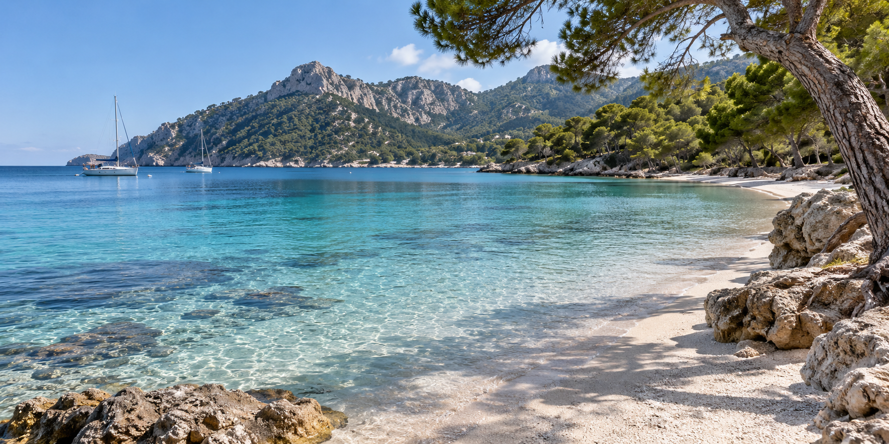 Plage de Formentor avec eau cristalline, pins méditerranéens, voiliers et montagnes de Majorque