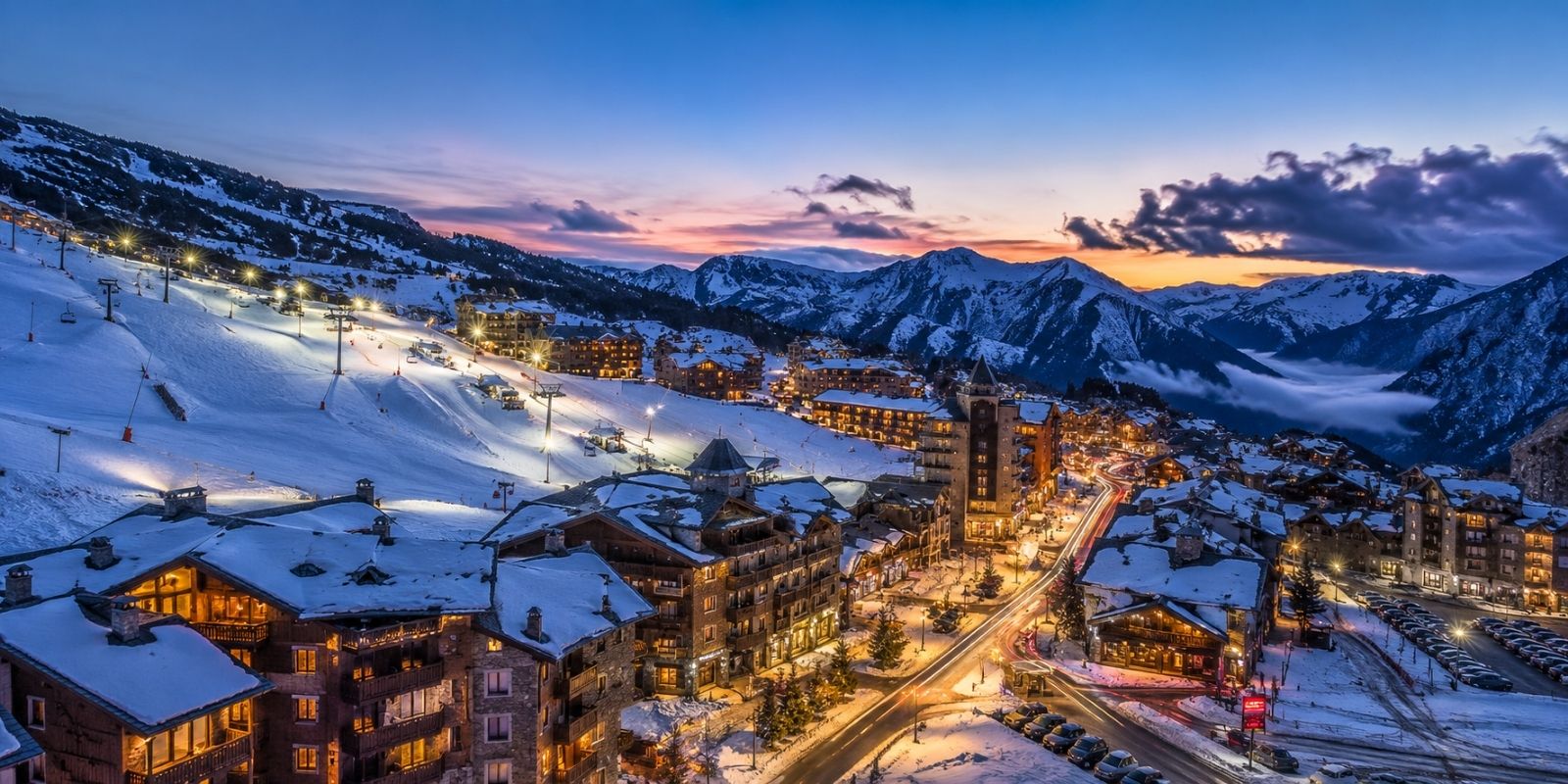 Village alpin enneigé au crépuscule