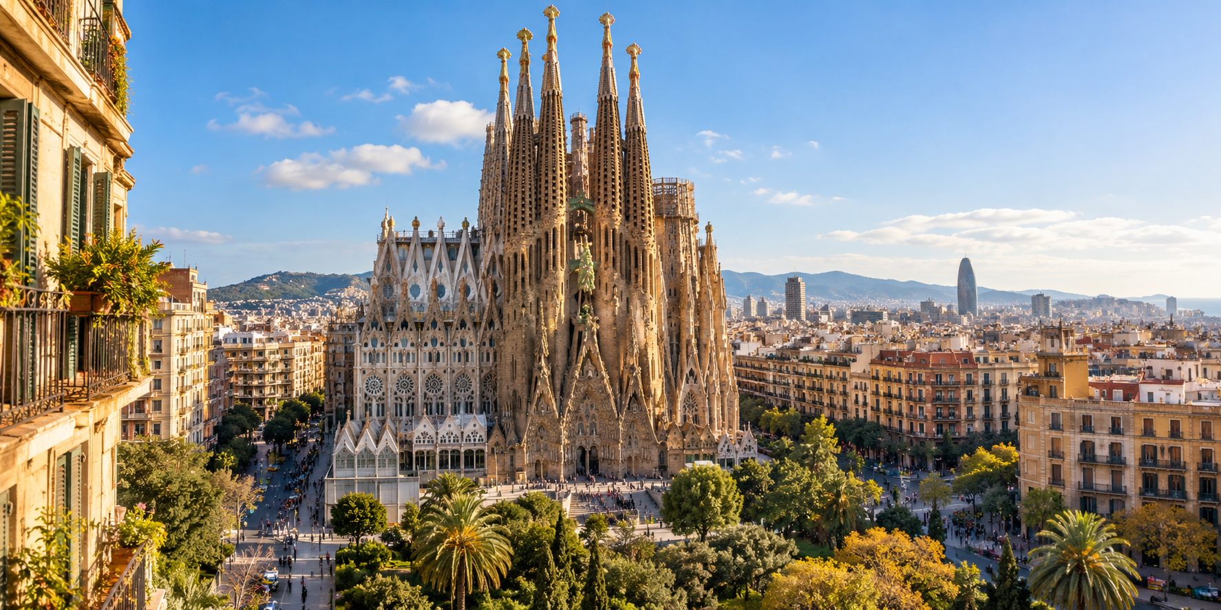 Vue panoramique sur la Sagrada Família et les quartiers de Barcelone sous le soleil de Catalogne