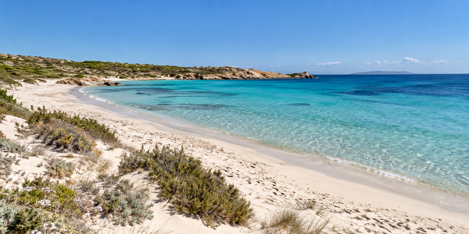 Plage sauvage d’Es Carbó à Majorque avec sable blanc, végétation méditerranéenne et mer turquoise