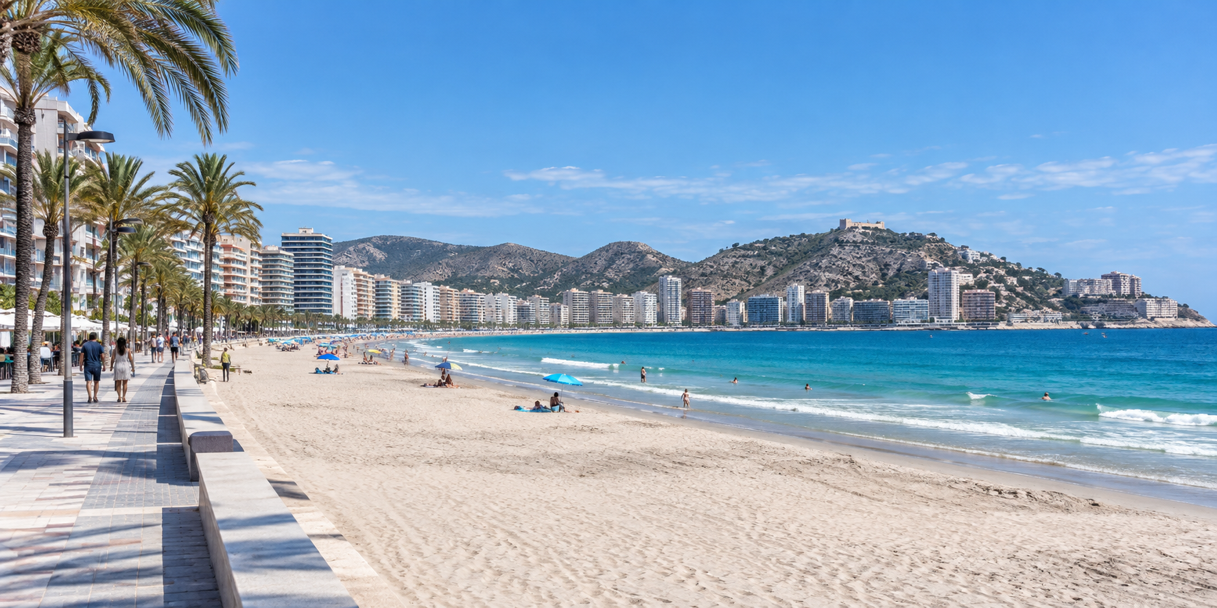 Promenade maritime de Cullera avec palmiers, plage de sable, mer Méditerranée et château sur la montagne
