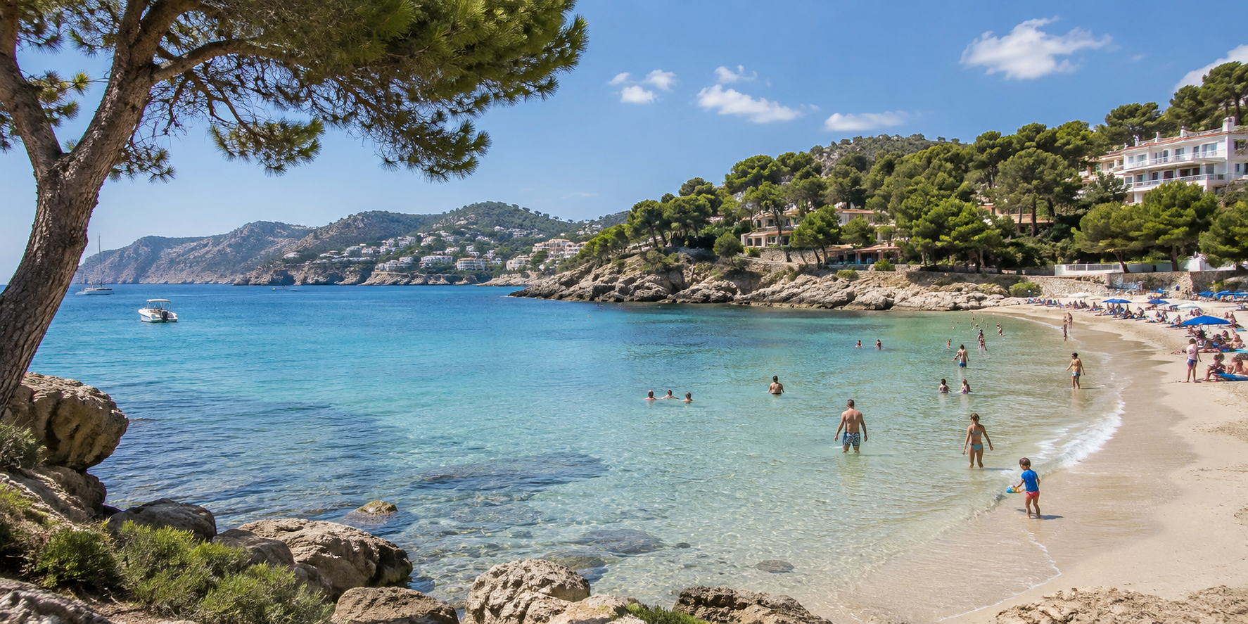 Playa Torà à Paguera avec eau calme, plage familiale et collines verdoyantes en arrière-plan