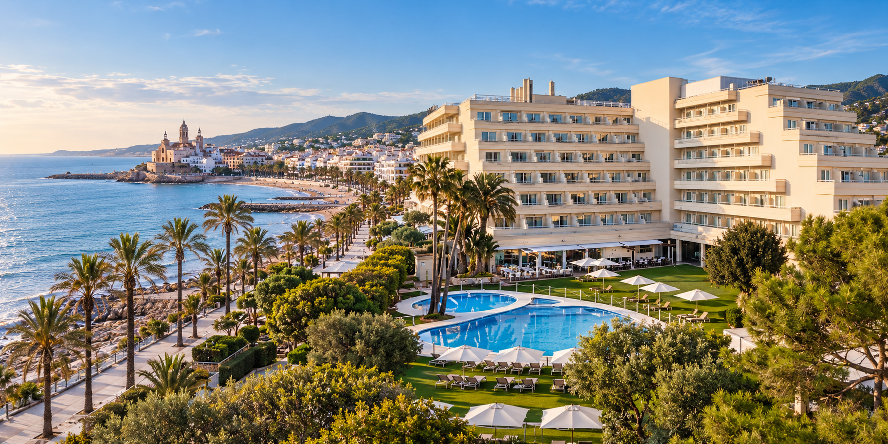 Vue panoramique du Meliá Sitges, de la plage et du centre historique de Sitges