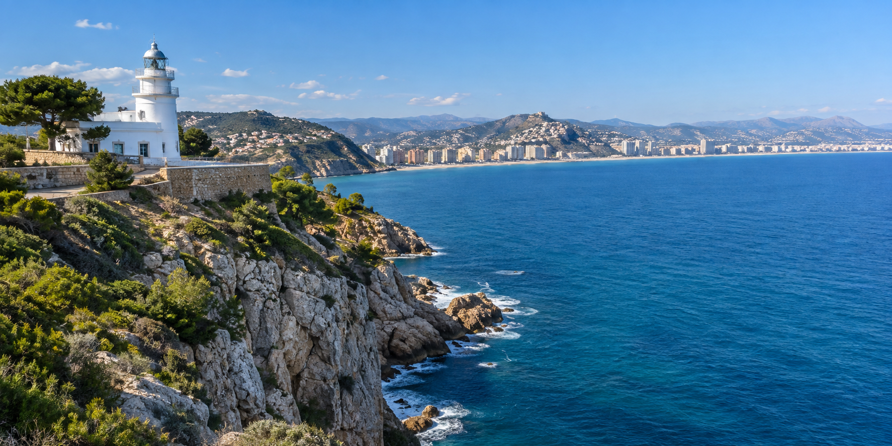 Phare de Cullera sur la côte rocheuse avec vue panoramique sur la mer Méditerranée