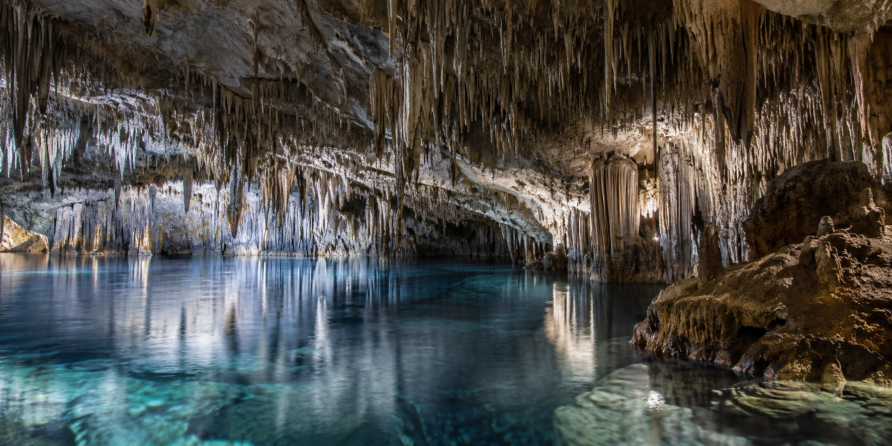 Grottes du Drach à Porto Cristo avec stalactites, stalagmites et lac souterrain à Majorque