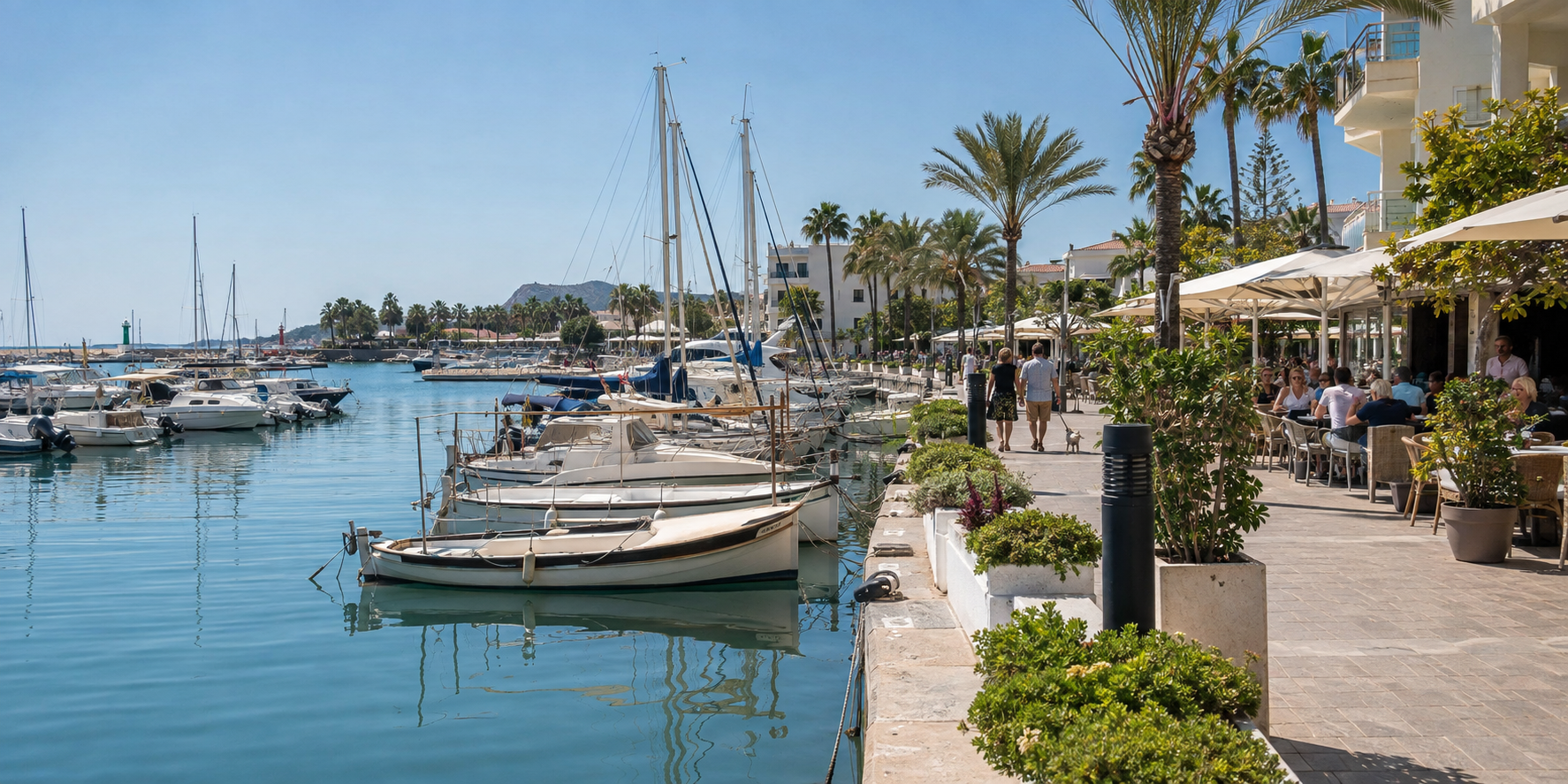 Port de Cala Bona avec voiliers, promenade, restaurants et palmiers près de Cala Millor