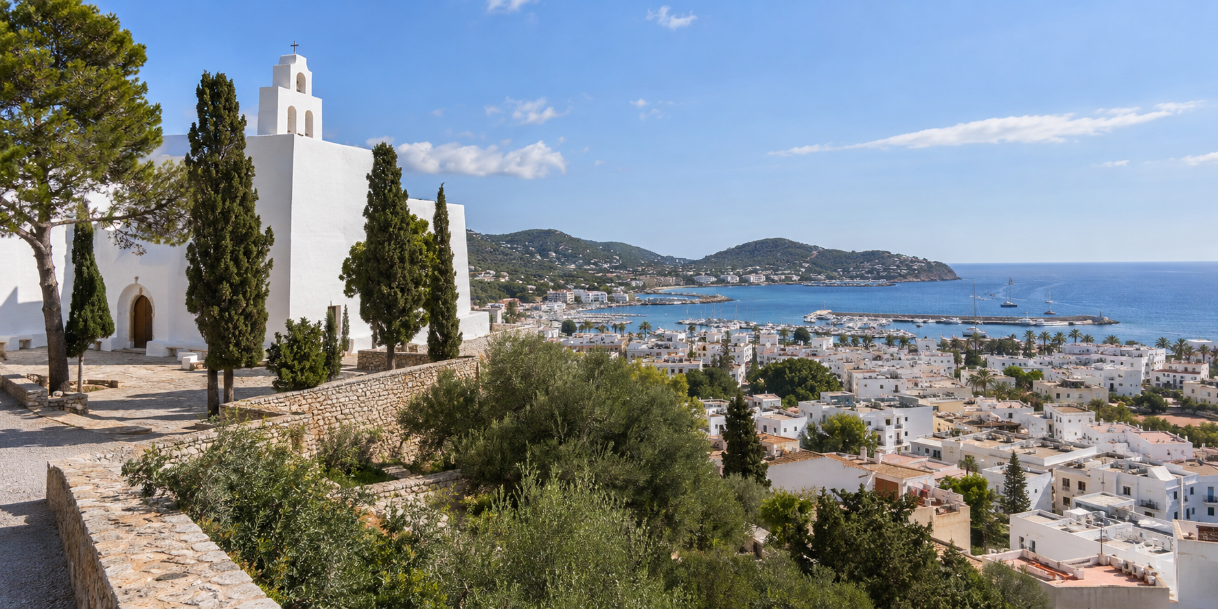 Puig de Missa à Santa Eulalia avec église blanche, maisons ibicencas et vue panoramique sur la mer
