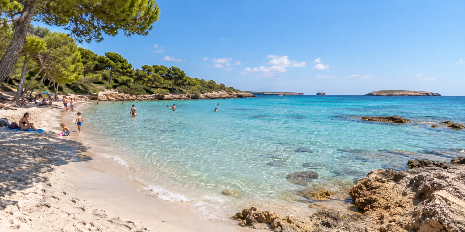Plage d’Es Dolç près de Colonia Sant Jordi avec pins, eau peu profonde et petits îlots au large