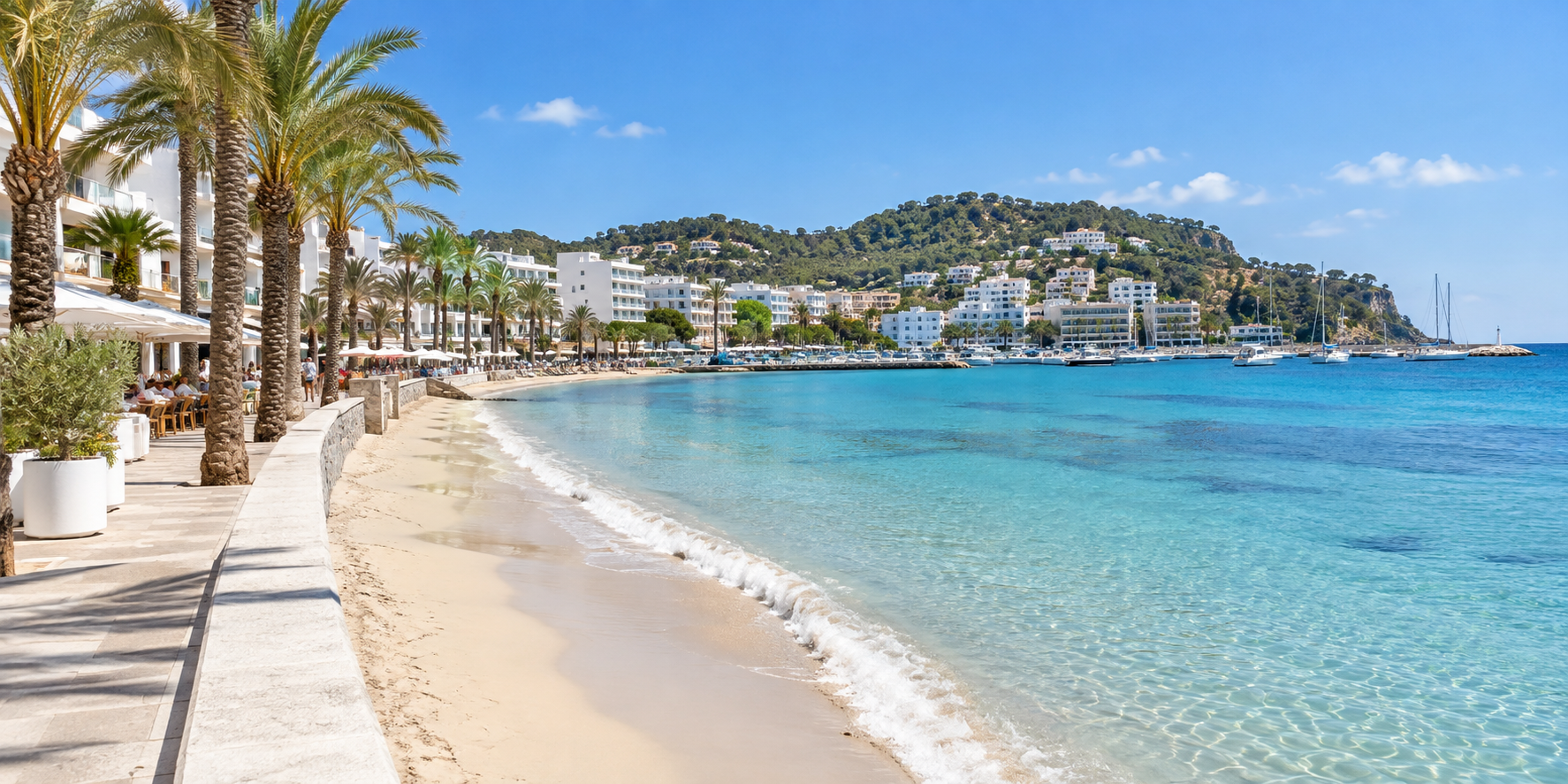 Plage de Santa Eulalia à Ibiza avec sable clair, eau turquoise, palmiers et promenade en bord de mer