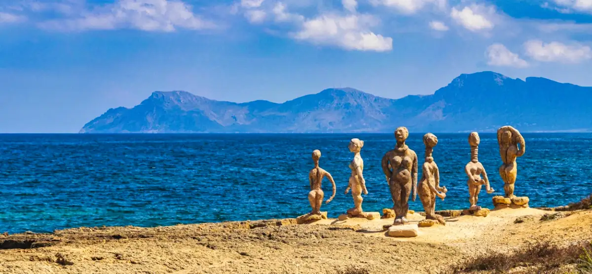 Can Picafort Sculptures Bord de mer