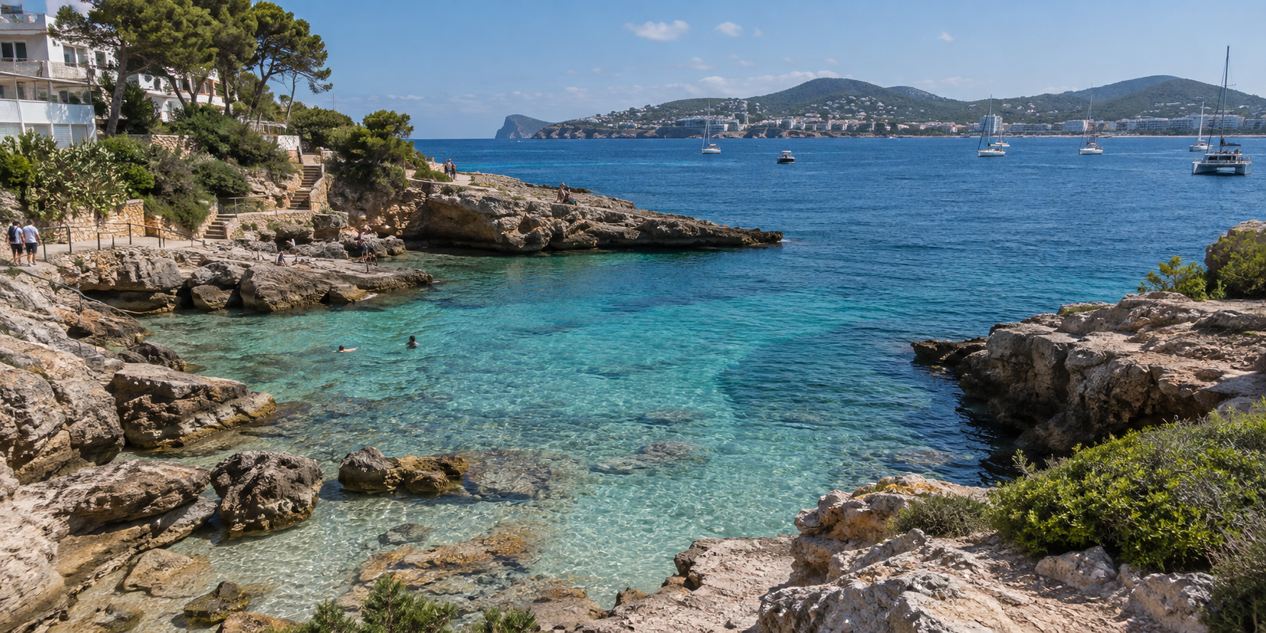 Crique de Cala Gració près de San Antonio avec rochers, végétation méditerranéenne et eau turquoise