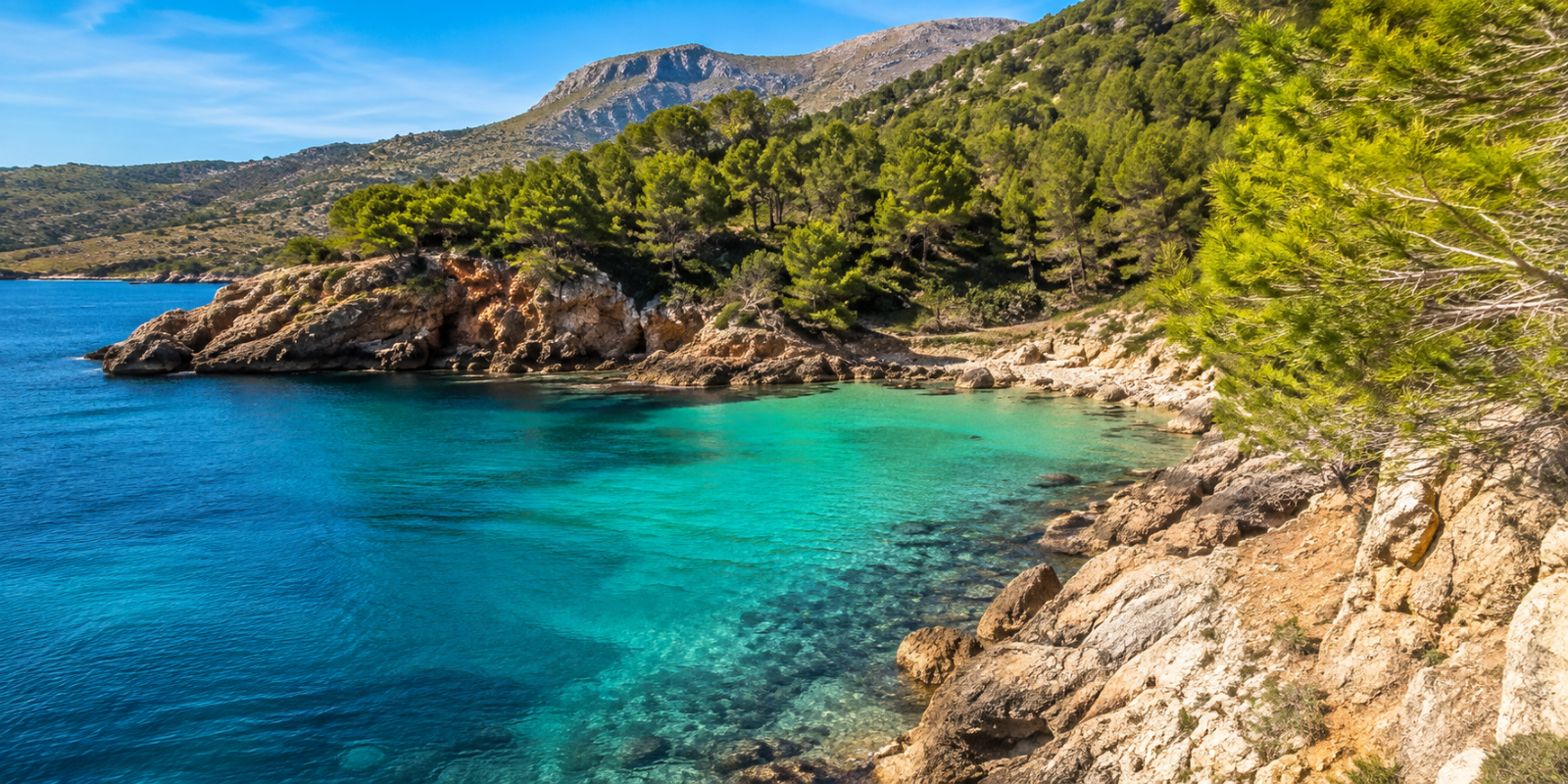 Crique sauvage près d’Alcoceber avec eau turquoise, rochers et végétation méditerranéenne de la Serra d’Irta