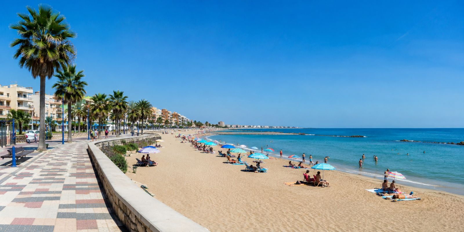 Plage de Vinaròs avec promenade maritime, palmiers et mer Méditerranée sur la Costa del Azahar